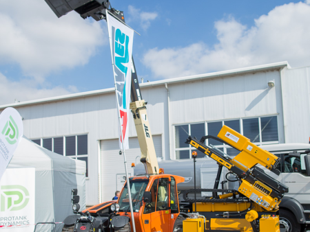 Stánek Staves s manipulátorem JLG 2505H, beranidlem Orteco a lehčí hutnicí technikou CP