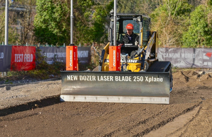 SROVNÁVACÍ RADLICE S LASEROVÝM NAVÁDĚNÍM